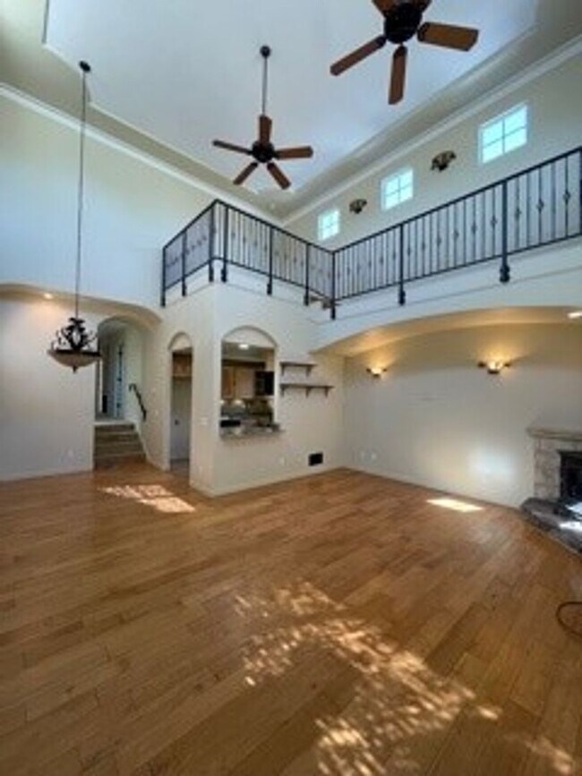 Building Photo - Beautiful 3 bedroom 2 bath Spanish style h...
