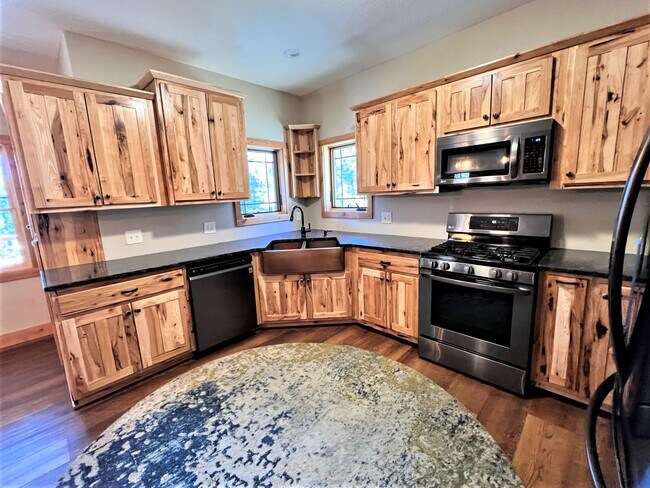 Building Photo - 27660 Pine Dr