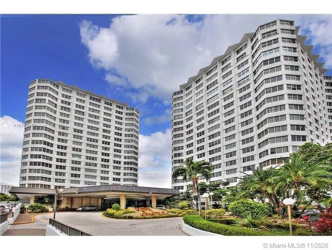 Building Photo - 999 Brickell Bay Dr