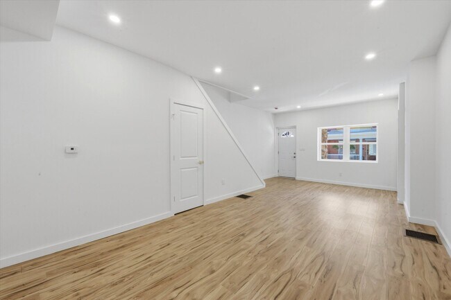 Building Photo - 5011 Beaumont Ave
