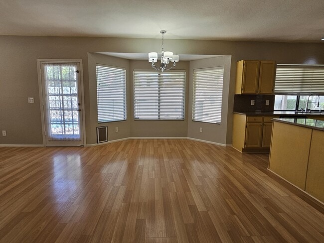 Foto del edificio - 110 E Evelyn Ln