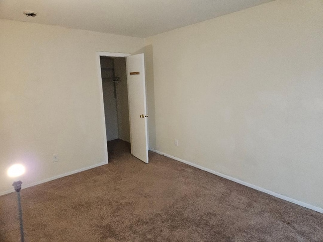 Building Photo - 812 N Oaks Blvd