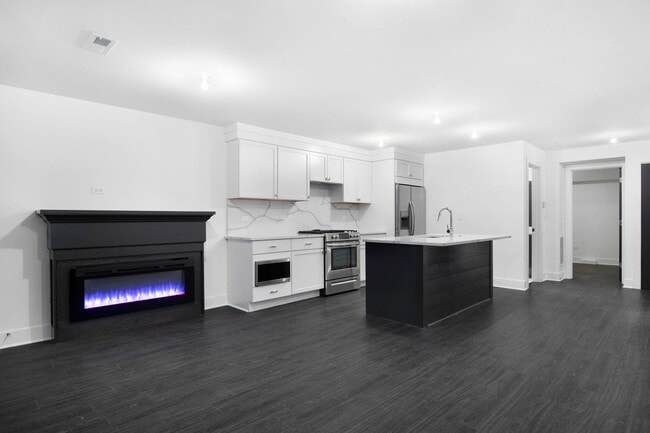 Building Photo - 1833 S Throop St