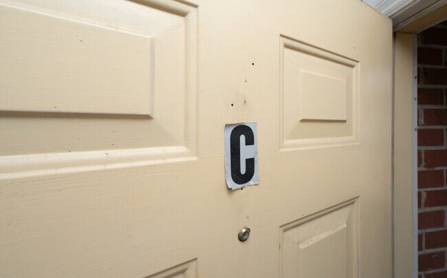 Foto del edificio - 2 Bed / 1 Bath Bottom Unit Duplex Convenient Spartanburg Location with Modern Features $1000/mo rent