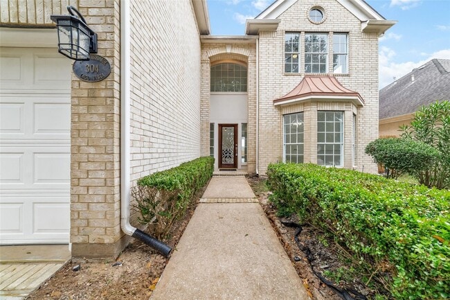 Building Photo - 304 Lago Vista St