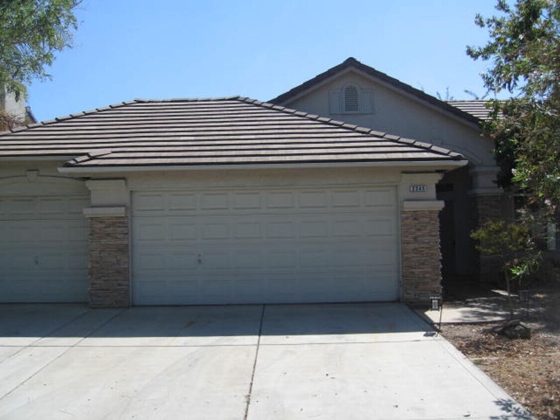 Primary Photo - N.E. Fresno Newer Home, 3 car Garage, Like...