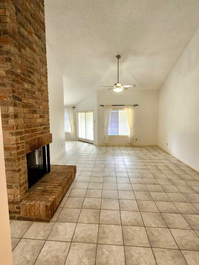 Foto del edificio - 2118 Hickory Lawn Dr