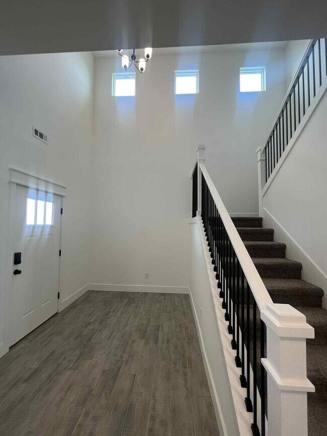 Foto del edificio - BEAUTIFUL LUXRY NEW BUILD: 5 BEDROOM / 3.5...
