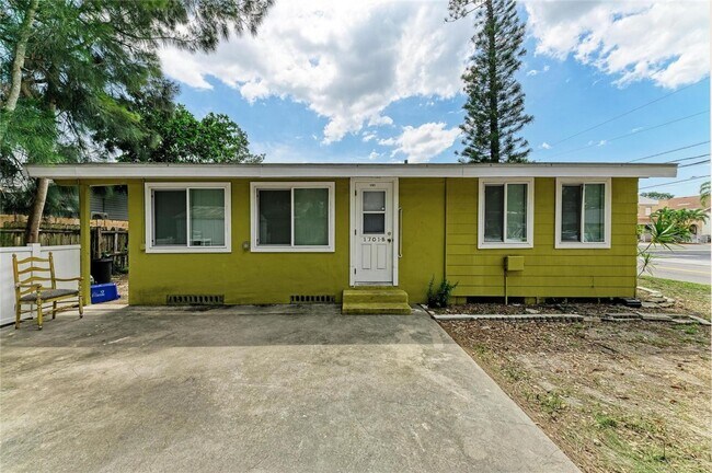 Building Photo - Cozy and stylish duplex in Bradenton, your home away from home! Pet friendly
