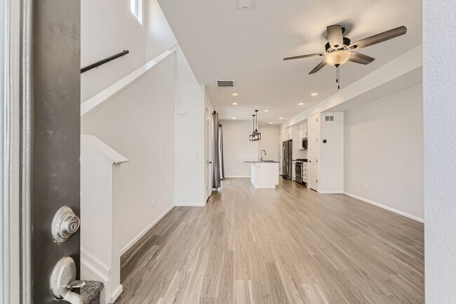 Building Photo - Stunning 3 Bed 2 1/2 Bath in Aurora!