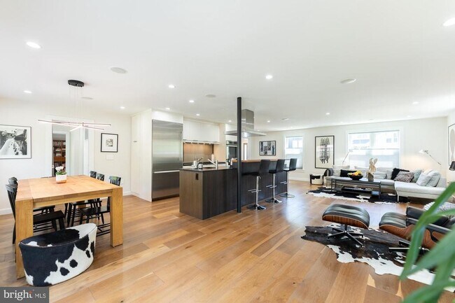 Building Photo - 1616 N Randolph St