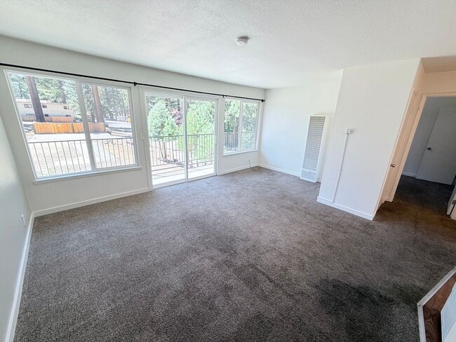 Building Photo - Pet Friendly 1 bed 1 bath apartment for re...