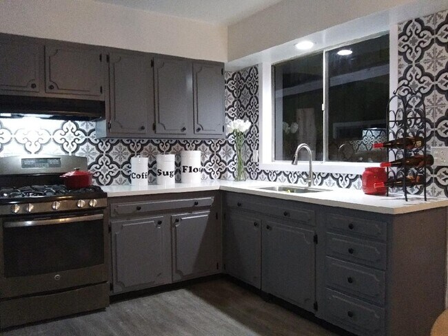 Newly remodeled kitchen - 915 Burrell St