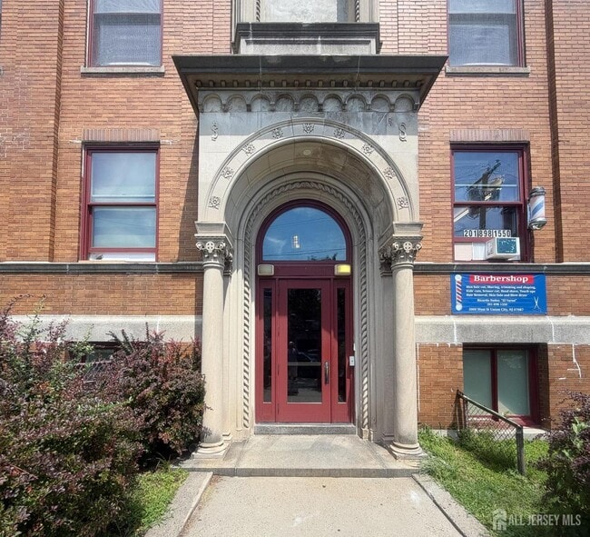 Building Photo - 2000 West St