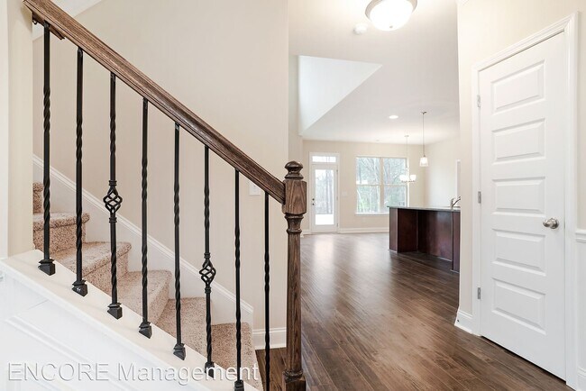 Building Photo - 4 br, 2.5 bath House - 2459 Overlook Avenue