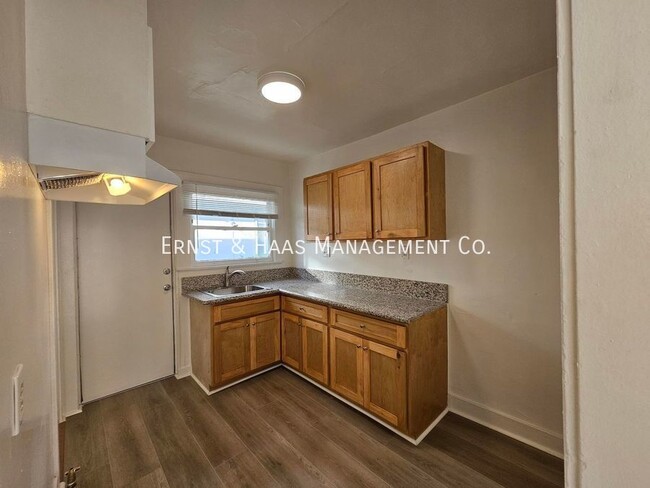 Building Photo - Lovely 1 Bedroom Apartment with Fresh Paint!