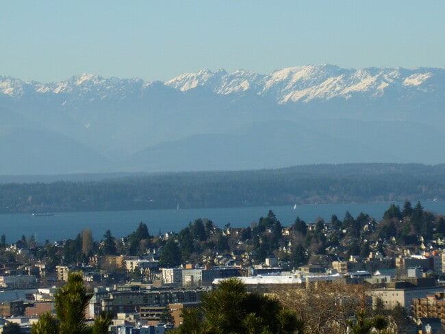 Building Photo - 4511 Greenwood Ave N