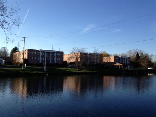 Building Photo - 435 Lakeview Dr