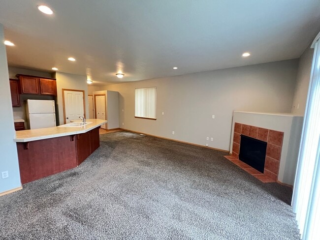 Photo - 747-747 SE Tampa St Apartment