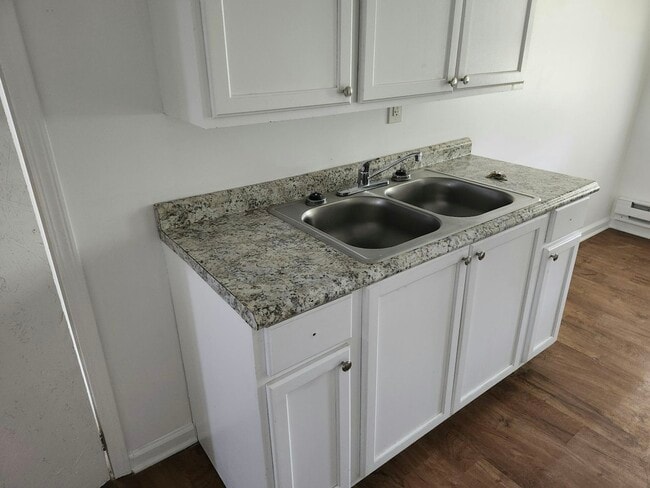 Building Photo - 1870 Haldane Rd