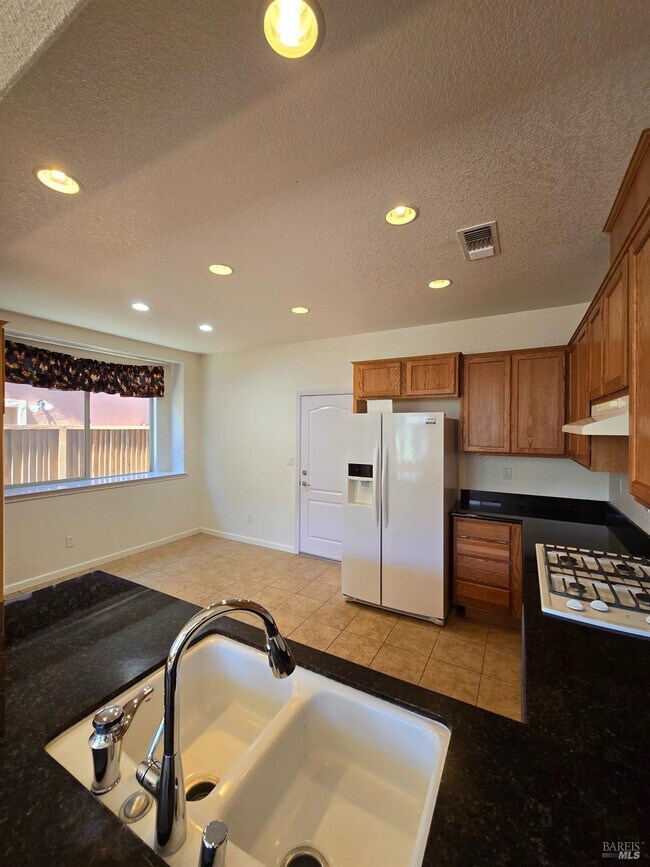 Building Photo - 548 White Pine St