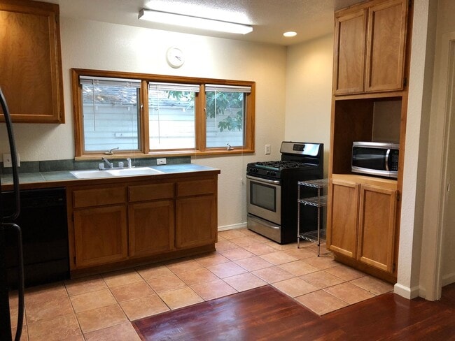 Foto del edificio - *RESERVE FOR SUMMER 2026* 5 Bedroom 3 Bath...
