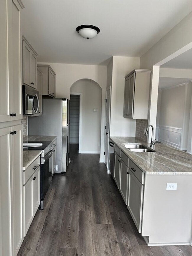 Building Photo - FOR RENT