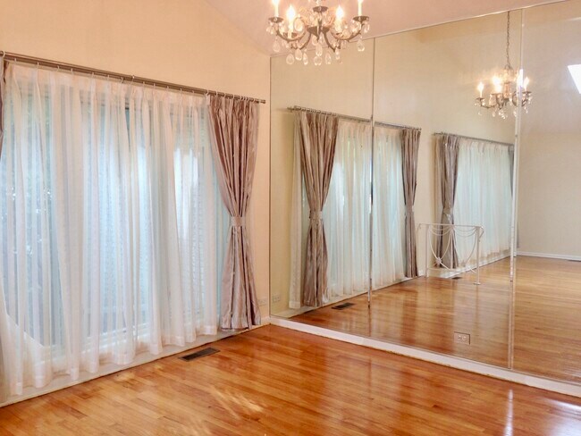 Building Photo - 1227 Manor Dr