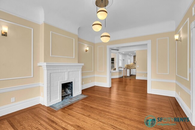 Building Photo - Pacific Heights: Remodeled Bi-Level Condo w/ Private Yard & Garage near Alta Vista Park