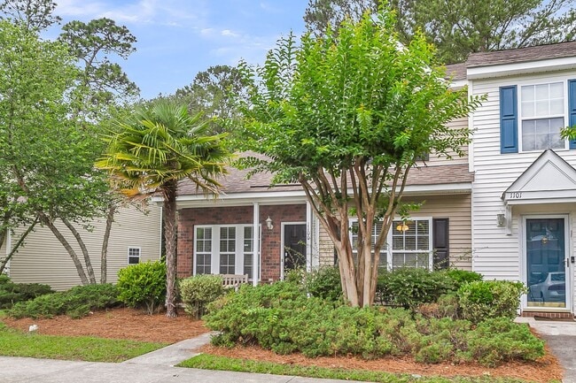 Building Photo - Spacious Townhome Prime Location!