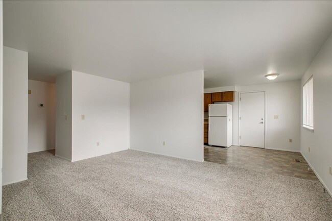 Building Photo - 2 bed 1 bath home in the Bench area