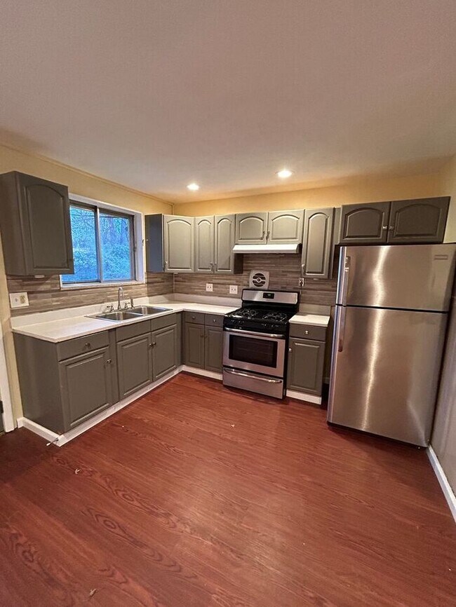 Foto del edificio - Charming 3-Bedroom Home with Fenced Backya...