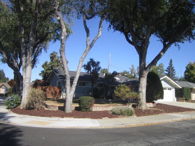 Building Photo - SPACIOUS 3BED, 2 BATH IN EXCELLENT SANTA C...