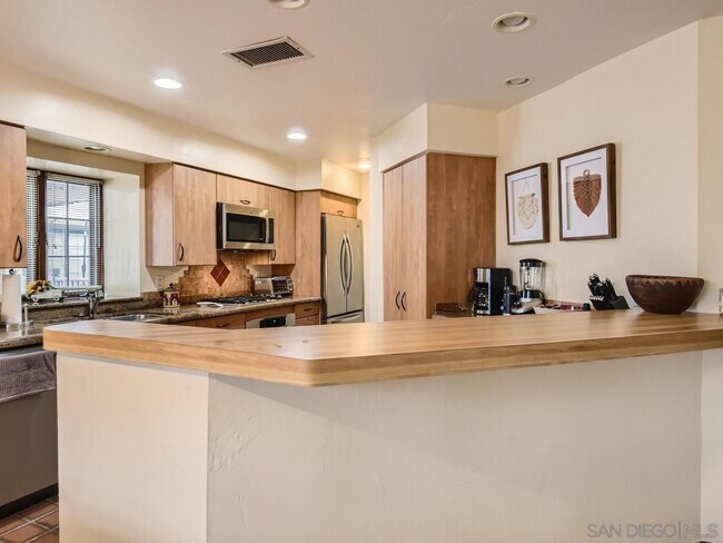 Building Photo - 8694 Villa La Jolla Dr