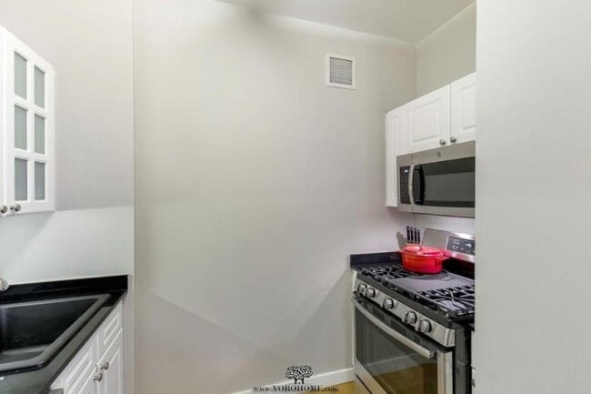 Building Photo - 1 bedroom in New York NY 10004