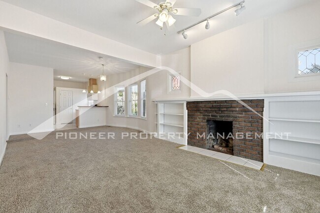 Foto del edificio - Spacious Duplex with Off Street Parking in the Highlands!