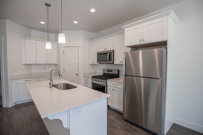 Building Photo - Beautiful 4 Bedroom Townhome in Saratoga Springs!