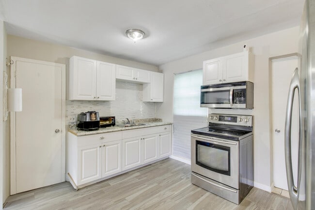 Building Photo - 1325 W 32nd St