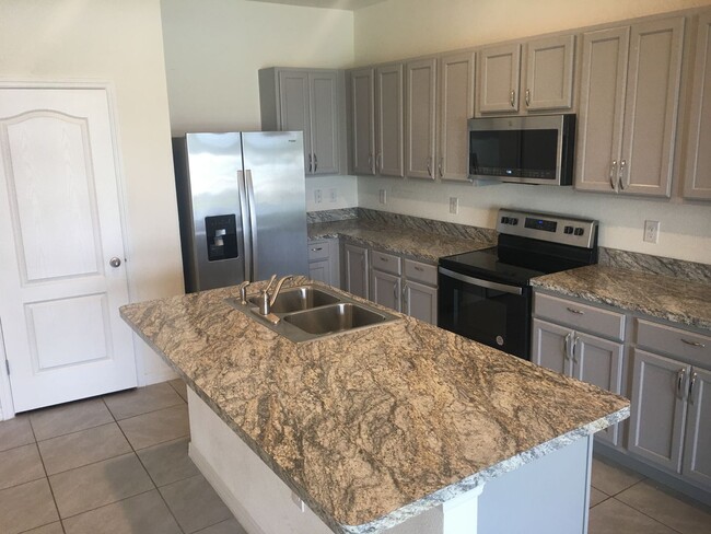 Building Photo - 3 bed / 2 bath Townhome in Feltrim Reserve...