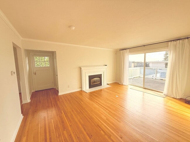 Building Photo - Kirkland Home