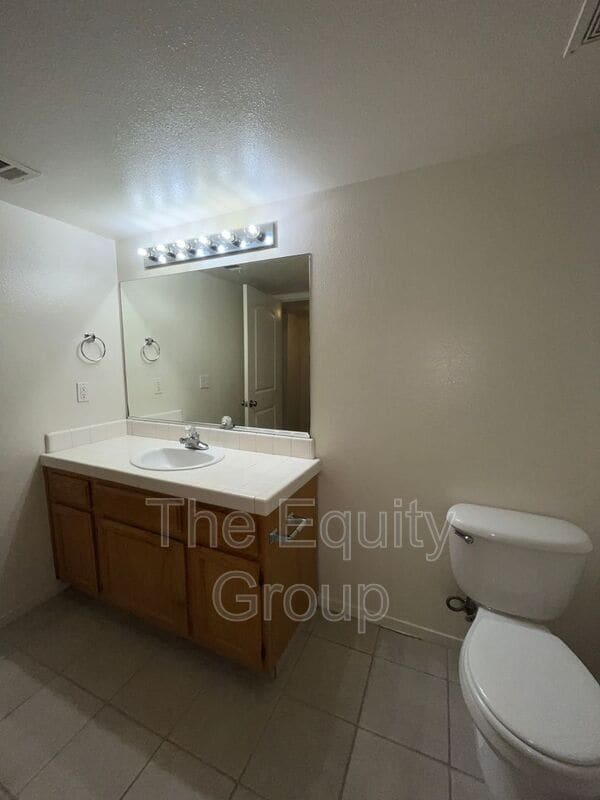 Building Photo - 2530 W Oriole Ave