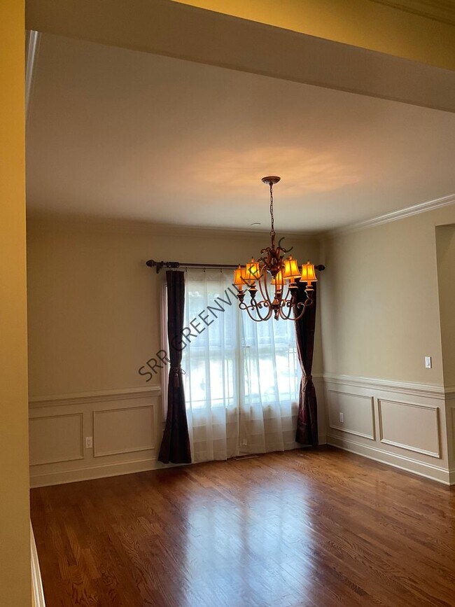 Building Photo - Four Bedroom Brick House for Rent!
