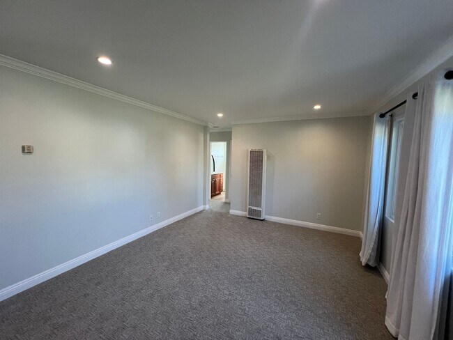 Building Photo - Thousand Oaks Living