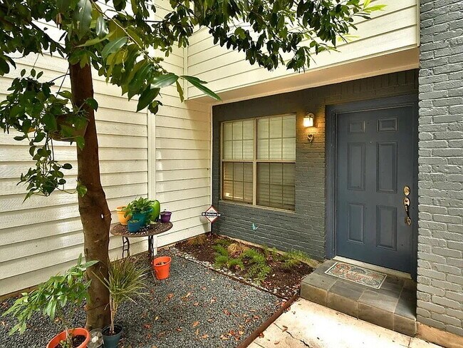 Foto del edificio - Updated North Austin Townhome with Exceptional Outdoor Space