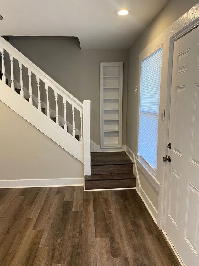 Building Photo - 2 bedroom/1 bath Duplex "ASK ABOUT OUR ZER...