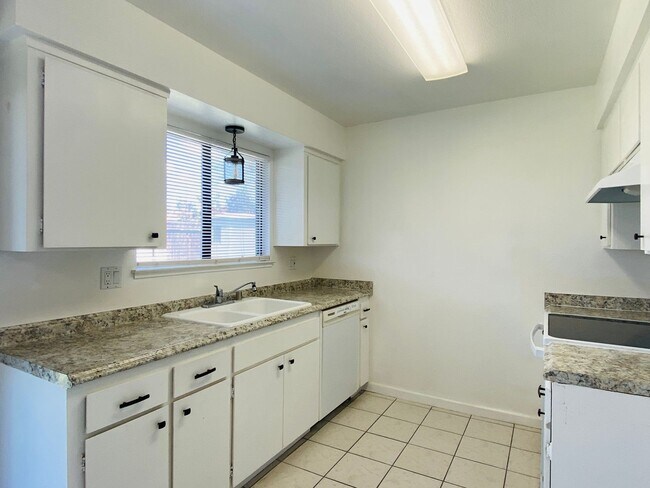 Foto del edificio - $2,100 Ashlan & Fowler, 3 Bedroom Home - H...