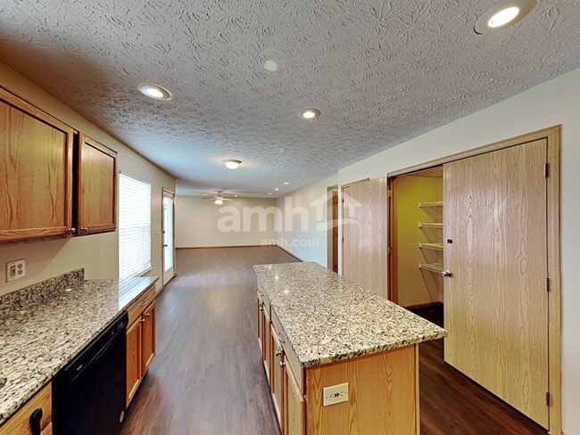 Building Photo - 472 Greenhill Dr