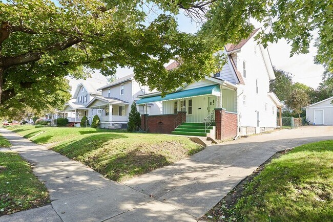 Building Photo - 5 Bedroom 2 Bath Comfortable and Cozy Reno...