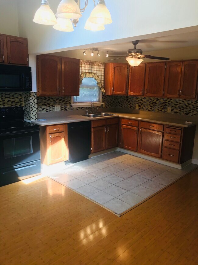 Foto del edificio - 35 Trenton Ct
