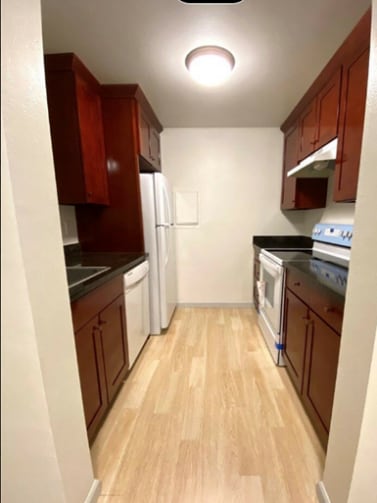 Unit G4 kitchen - 17516 149th Ave SE